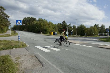 Pyörä on ajoneuvo siinä missä autokin. Pyöräilijästä tulee jalankulkija, jos hän taluttaa pyöräänsä.