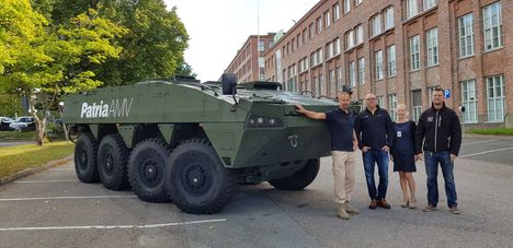 Patria AMV tuli näytille Nokian Renkaiden pihaan. Kuvassa Juha Ylivakeri Patrialta, Toni Silfverberg, Rosanna Kivinummi-Lahdenpohja ja Ville Jokinen Nokian Raskailta Renkailta.