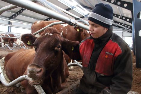 Tero Lounasvaaran mielestä robottinavetta tuo suuren helpotuksen fyysisesti raskaaseen työhön.