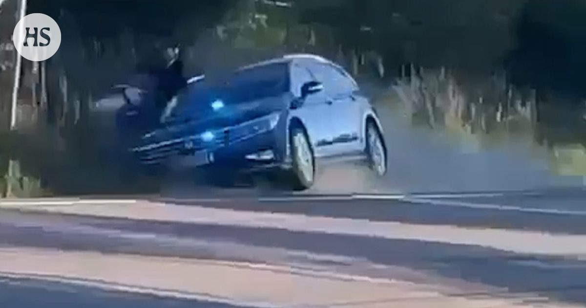 Voimankäyttö | Poliisi kiilasi teini-ikäisen mopoilijan ojaan: ”Oliko pakko”, kysyy ääni somevideolla