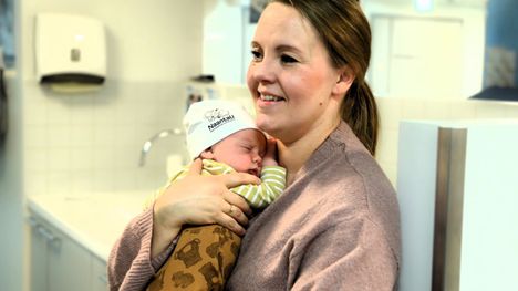 Unna Äkäslompolon poikavauva sai Naantalin kaupungilta Muumi-pipon tämän vuoden alussa. 