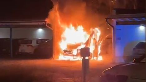 Auto paloi Palopellonkadulla Keravalla.