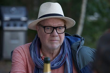 Heikki Silvennoinen esittää viimeisessä komediaroolissaan Veijo-nimistä mökkinaapuria.