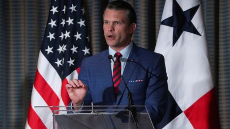 Puolustusministeri Pete Hegseth puhui tiedotustilaisuudessa Panama Cityssa keskiviikkona.