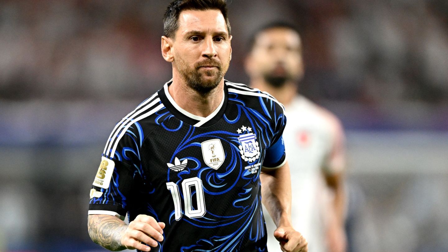Football | A huge statue of Lionel Messi unveiled, the trophy placed between his legs causes surprise