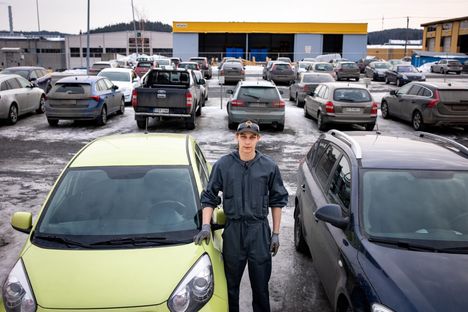Juho Nyman ajaa joka työpäivä 100 kilometriä työmatka-ajoa. Hiljattain hän vaihtoi vanhan, paljon kuluttaneen Hondansa pienikoneiseen Kiaan, joka kuluttaa vähemmän.