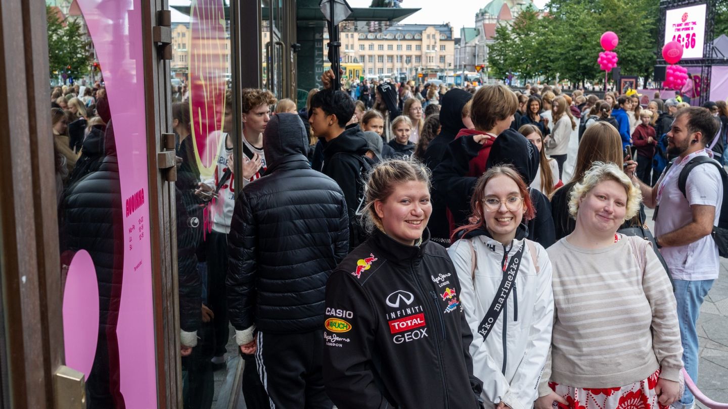 Hundreds queue for hours as Swedish candy store Bubs opens in Helsinki