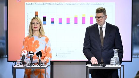 Sdp:n puheenjohtaja Antti Lindtman ja eduskuntaryhmän puheenjohtaja Tytti Tuppurainen esittelivät puolueen vaihtoehtobudjetin. 