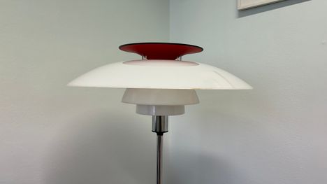 Tanskalaisen Poul Henningsenin jalkalamppu on yksi Tamperemission huutokaupassa myytävistä design-tavaroista.