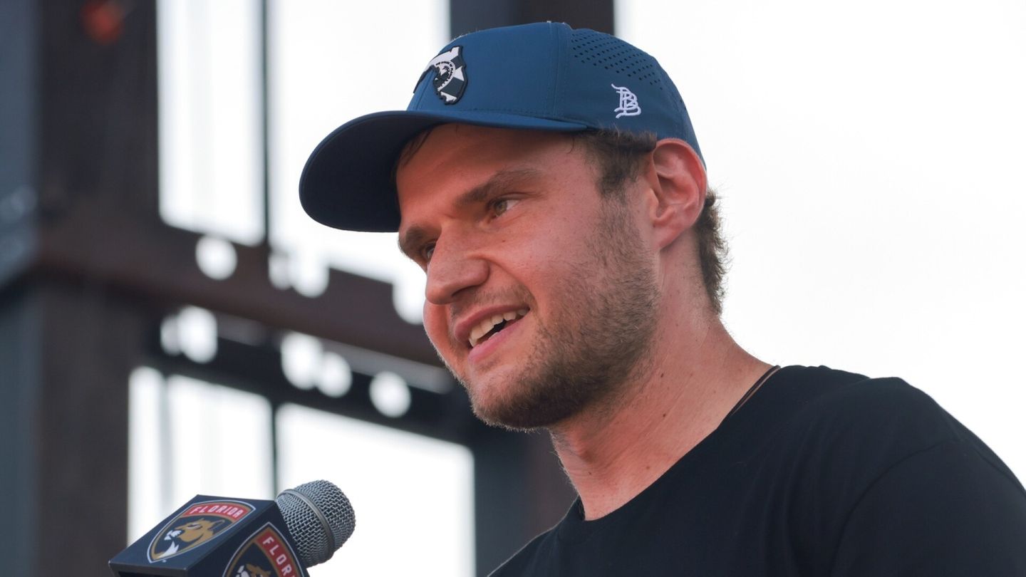 NHL-seura julkaisi huiman kuvan Aleksander Barkovista ja Stanley Cupista