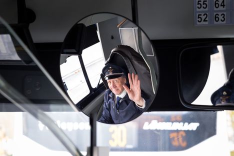There is not always a microphone on the buses driven by Skippar, but even then the driver will say to passengers with a good desire.