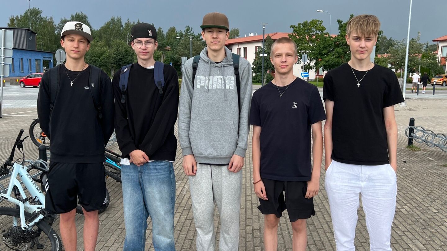 Video | Kysyimme espoolaisen yläkoulun nuorilta, miltä tuntuu, kun kännykkää ei saa käyttää välitunneilla lähes ollenkaan