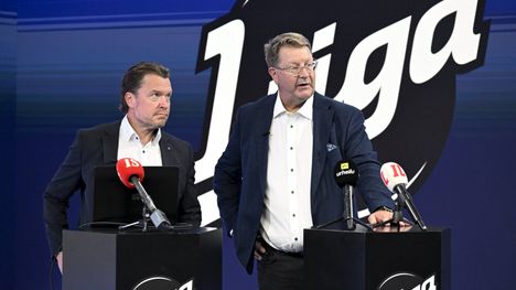 SM-liigan toimitusjohtaja Mikko Pulkkinen (vas.) ja puheenjohtaja Jyrki Sepp&auml; kertoivat medialle liigan tulevasta sarjamallista torstaina.