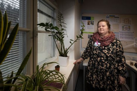 ”Alan vaihto ei ollut minulle hetken mielijohde”, sanoo osastonhoitaja Kaisa Mikkola. Pitkäniemen sairaala ei saa nopeasti ketään hänen tilalleen, sillä esihenkilön tehtäviin ei nykyoloissa ole halukkuutta. Kuva on otettu Mikkolan työhuoneessa Pitkäniemen kymppirakennuksessa.