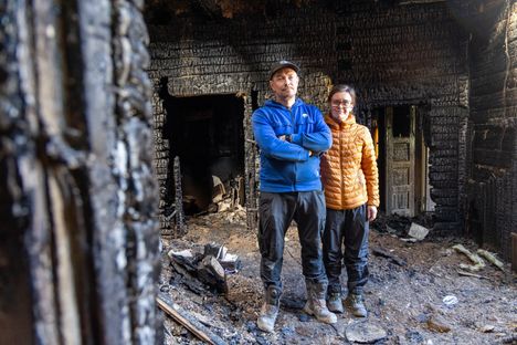 Hallakorven vanhassa koulussa asuneet Jukka Tapaila ja Katja Ukkonen-Tapaila menettivät kotinsa ja lähes kaiken irtaimen omaisuutensa tulipalossa tammikuussa 2025.
