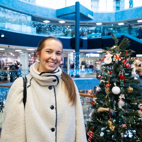 Noora Puurula ostaa joululahjat mieluummin paikan päältä kuin verkosta, koska jouluostoksilla käymisessä on oma tunnelmansa.