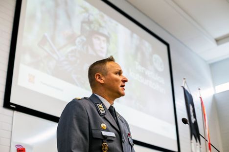 Pirkanmaan aluetoimiston päällikkö, everstiluutnantti Tommi Marttinen sanoo, että sota Ukrainassa on lisännyt varussotilaiden palvelusmotivaatiota ja tahtoa puolustaa maataan entisestään. Kuva Valkeakosken kutsunnoista 18. elokuuta 2022.