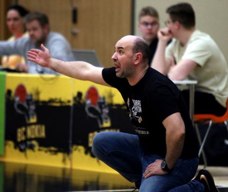”Peli tahtoo viedä mukanaan ja omalla tekemisellä haluaa auttaa joukkuetta. Mikään ei ole juuri vuosien mittaan muuttunut”, BC Nokian naisten päävalmentaja Denis Kucevic luonnehtii temperamenttiaan.