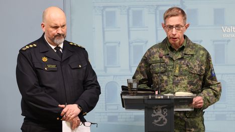 Sisäministeriön pelastusylijohtaja Kimmo Kohvakka (vas.) ja Ilmavoimien komentaja Timo Herranen puhuivat Uuttamaata koskeneesta drooniuhasta tiedotustilaisuudessa Valtioneuvoston linnassa 15. toukokuuta.