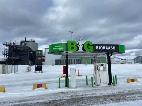 Koukkujärven biokaasun tankkausasema on taas avattu autoilijoille Testiradantiellä Nokialla. Kuva on maaliskuulta 2023, ja siinä näkyy vanha tankkauslaite. Takana näkyy kaasulaitos.
