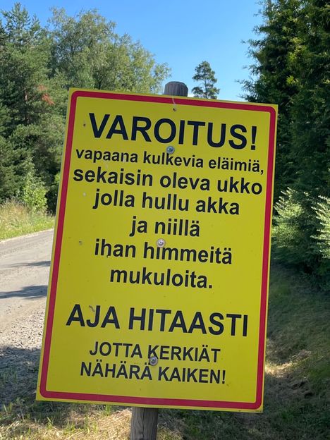 Kyltti kehottaa lisäksi ajamaan hitaasti.