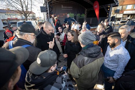 Jönssi otti selfien pääministerin kanssa – Sanna Marinille tarjottiin ...
