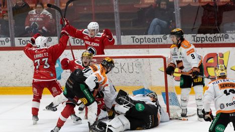 Maalin edessä juhliva kultakypärä Jan-Mikael Järvinen sekä takana tuulettavat Eemil Erholtz ja Lenni Hämeenaho jatkavat kauttaan MM-kisoissa.