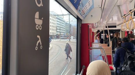 Ratikan kuljettaja päästi matkustajat poistumaan raiteiden kautta.