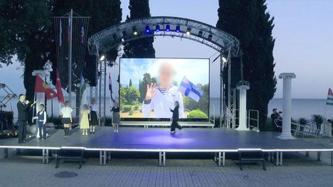 Ruutukaappaus Živaja klassika -lausuntakilpailua esittelevältä videolta. Loppukilpailijat kävelevät lavalle maidensa lippuja kantaen. Lasten kasvot on sumennettu HS:n toimituksessa. 