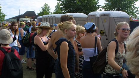 Joensuun Ilosaarirockin vessajonoa.