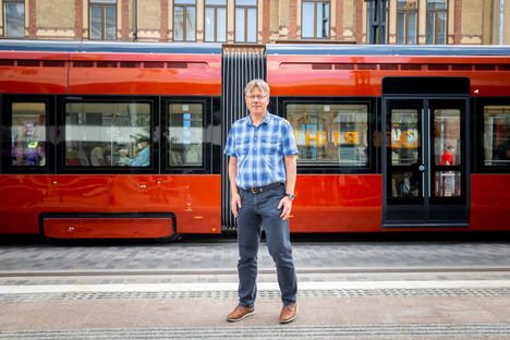 Tampereen joukkoliikennejohtaja Mika Periviita kertoo, että vajaat 50 matkustajaa on hakenut korvausta bussiperuutusten vuoksi. Kuva on otettu kesäkuussa 2021.