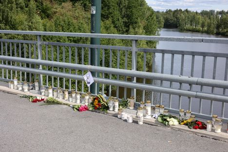 Emäkosken sillalla oli maanantaina runsaasti kynttilöitä ja kukkia.