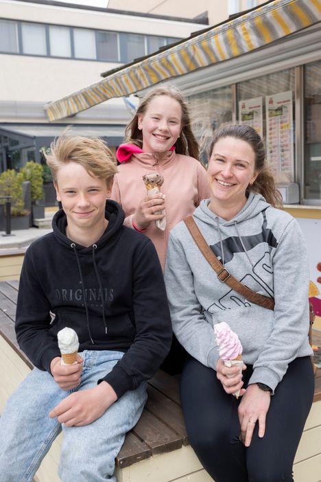 Josef, Anna (Center) and Malena Löfqvist had read Cruise's visit from social media.