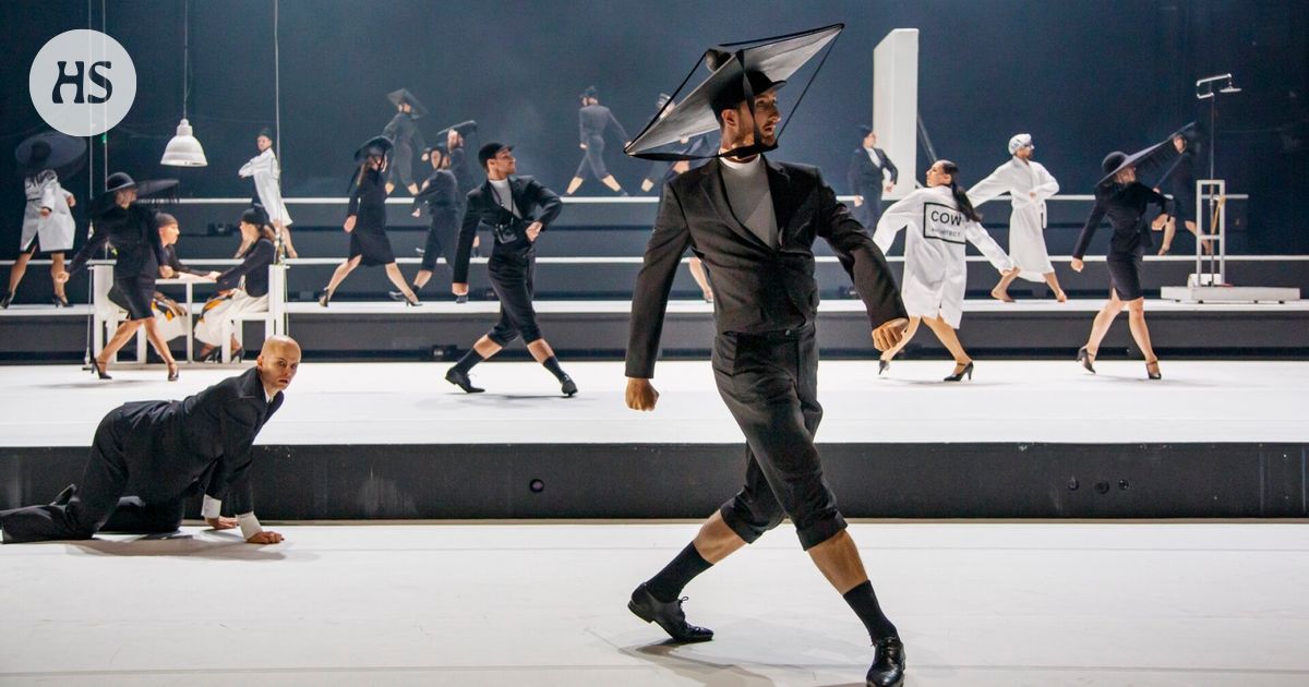 The eighth-graders made noise and disturbed the entire ballet performance, even an object was thrown on the stage