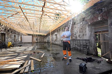 Viime Marraskuussa Olli Kause Joutui Purkamaan Uutta Kattoa Tulipalon Viime Marraskuussa Olli Kause Joutui Purkamaan Uutta Kattoa Tulipalon