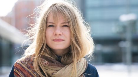 Vilma Vähämaa on entinen lastensuojelun asiakas, joka voitti talvella esitetyn Amazing Race -kauden yhdessä parinsa Maria Guzeninan kanssa.