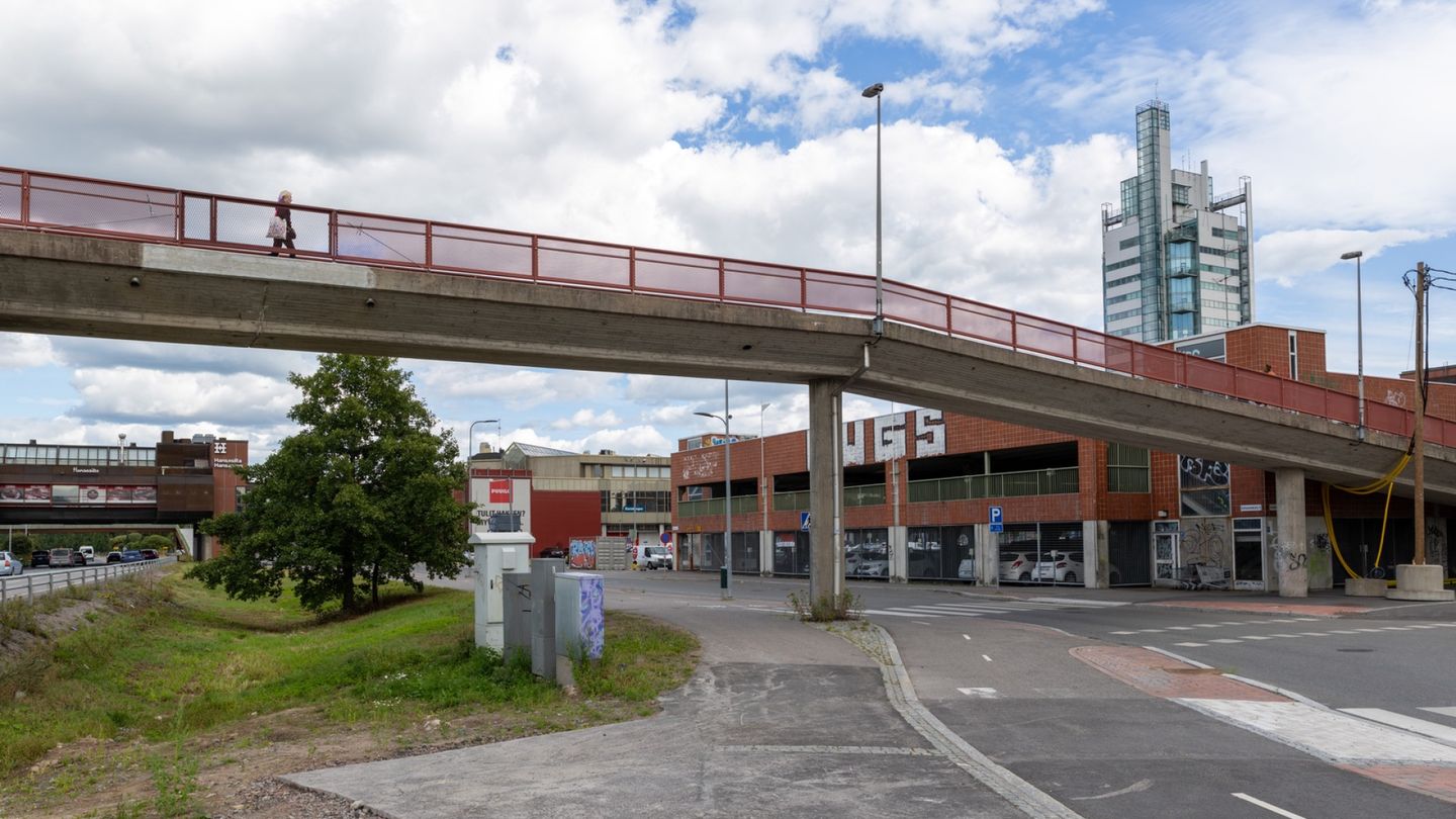 Helsinki's 'Piss Tower' demolished, leaving only a concrete patch