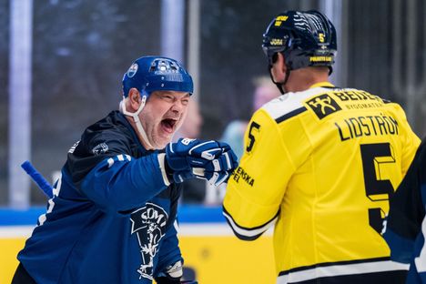 J kiekko Tre Kronorin Legendat Voittivat Suomen Esa Tikkanen Teki 