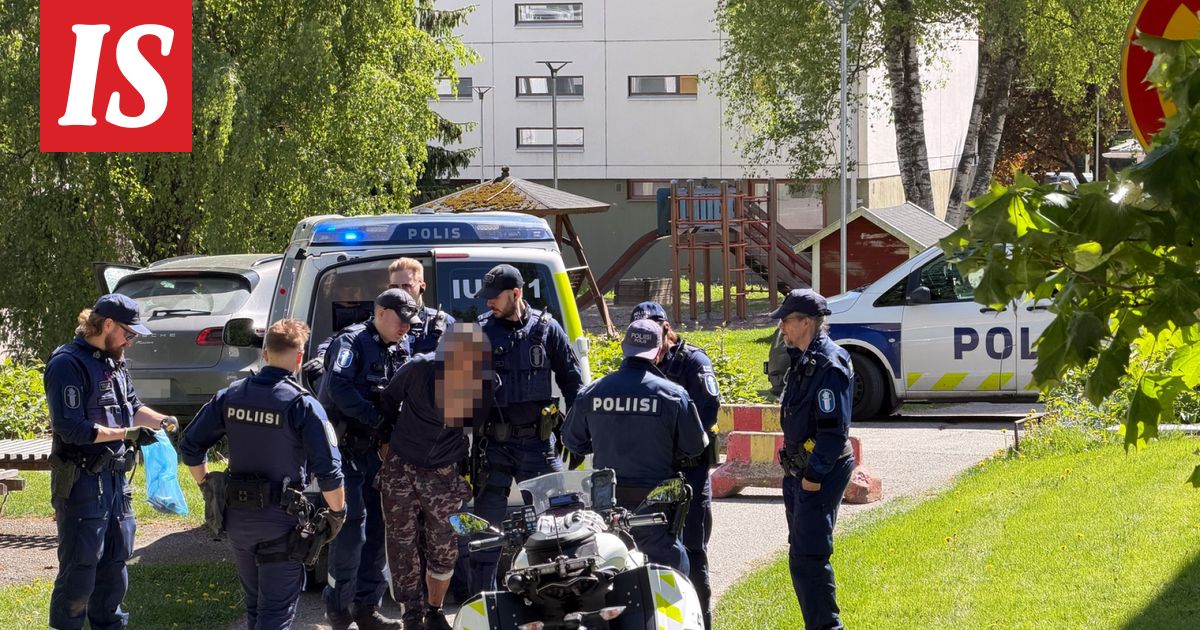 Mies varasti Porschen kesken tankkauksen – takaa-ajossa rytisi