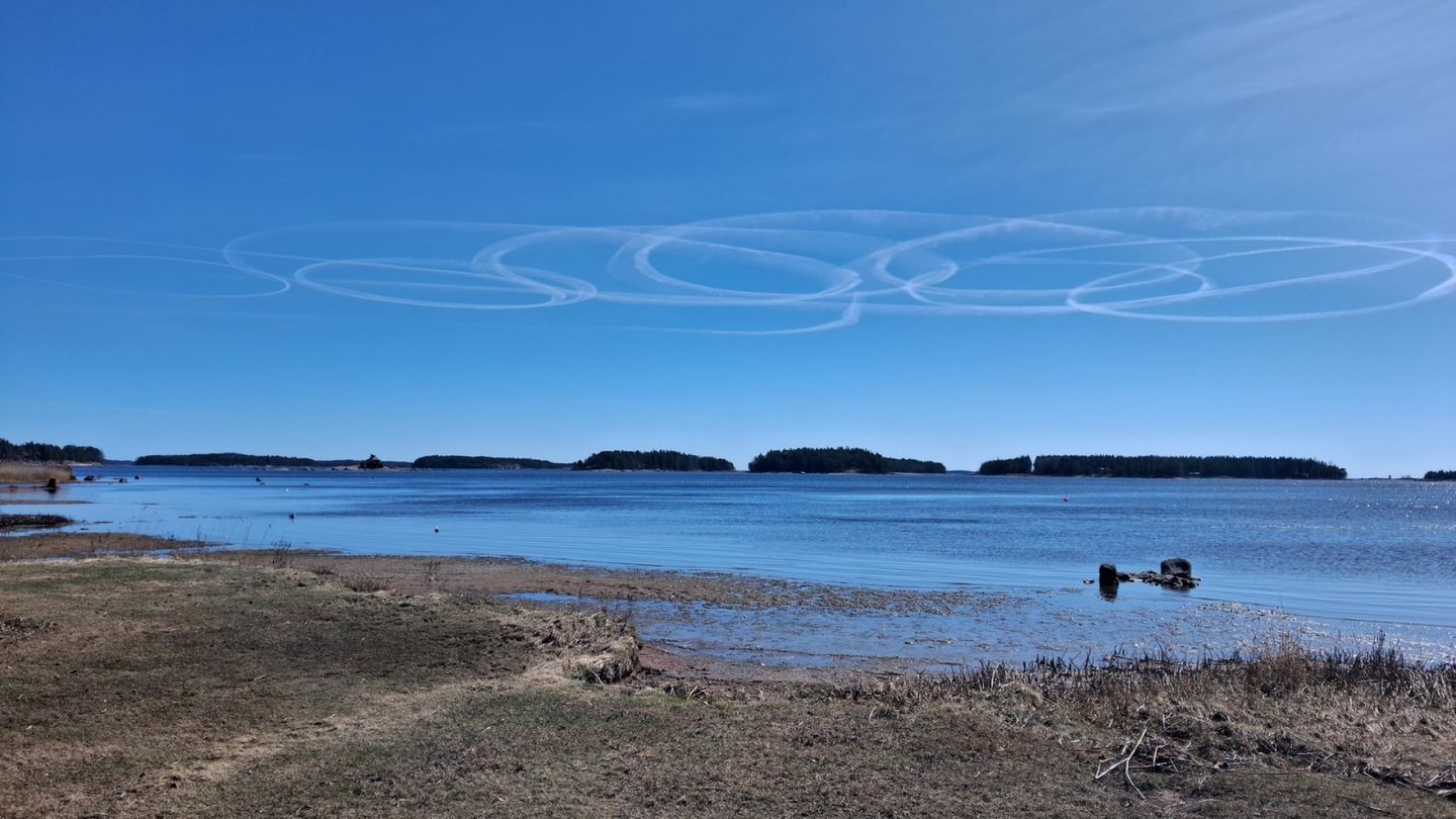 Mysterious Circular Contrails Spotted Over Finland and Russia