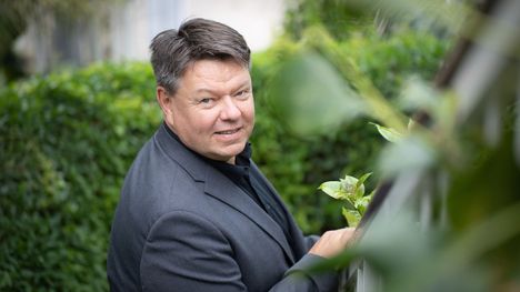 Maailman ilmatieteen laitoksen järjestön pääsihteeri Petteri Taalas avaa Siuron Iloisen ilmastopäivän ennakkotapahtumasarjan luennoimalla Genevestä käsin kirjastaan.