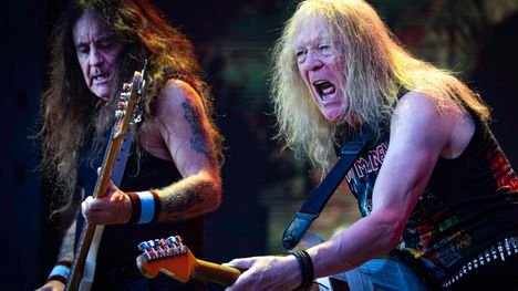 Iron Maidenin basisti Steve Harris (vas.) ja kitaristi Janick Gers olivat hyvässä vedossa maanantai-illan keikalla Helsingin Olympiastadionilla.
