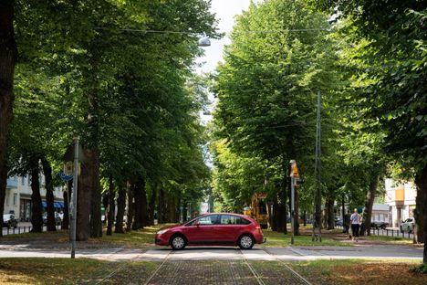 Kesäinen näkymä Munkkiniemen puistotieltä. Länsi-Helsingistä kaupunginvaltuustoon pääsi kuusi edustajaa, heistä useimmat munkkiniemeläisiä.