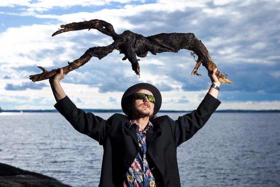 Kirjailija Artemis Kelosaari on lähtöisin Pohjois-Karjalasta ja asuu Tampereella. Hänet kuvattiin Näsijärven rannalla.