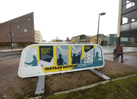 Kolmen puolueen puurotarjoilu alkaa, kun Vantaan valtuusto on väitellyt ratikasta jo kaksi tuntia.