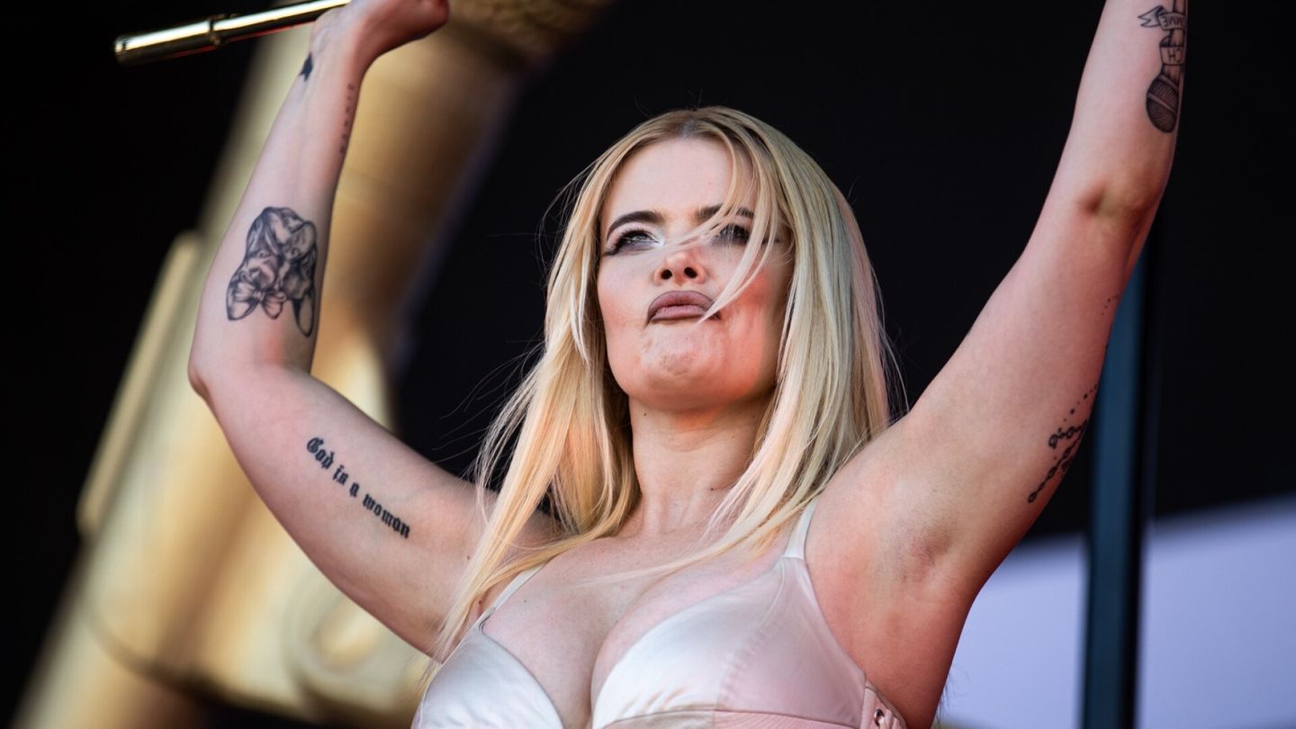 Erika Vikman sai kutsun Linnan juhliin – poseeraa kutsun kanssa: ”Ich komme!”