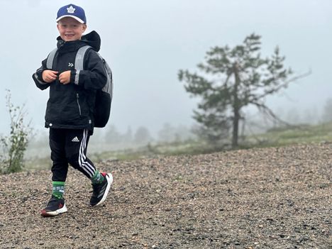 Onni Mikkola, 7, aloittaa keskiviikkona koulun. Uusi reppu lähti mukaan myös kesän viimeiselle lomamatkalle. 