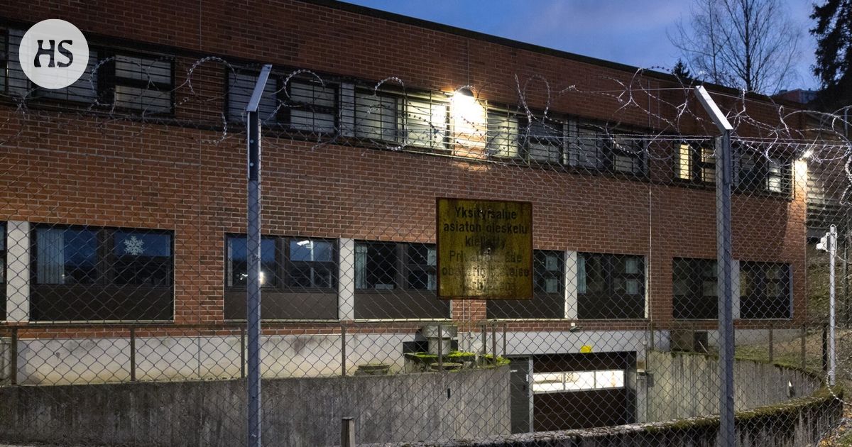 Mies pakeni aidan yli s&auml;il&ouml;&ouml;nottoyksik&ouml;st&auml; kesken ulkoilun