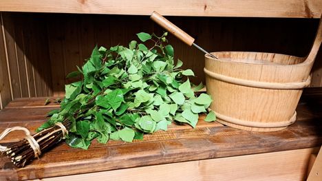 Ahkera saunoja voi pestä saunan puolen vuoden välein eli esimerkiksi jouluksi ja juhannukseksi.