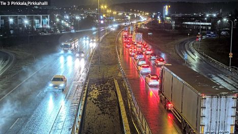 Liikenne ruuhkautui pahasti hieman ennen viittä Tampereen messu- ja urheilukeskuksen kohdalla.